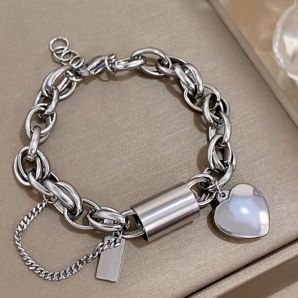 Elegant Heart Charm Thick Chain Bracelet - Picture 4 of 4